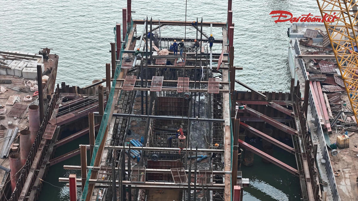 Cầu Thượng Cát sau một năm thi công: Ba trụ tháp dần thành hình giữa sông Hồng- Ảnh 7.