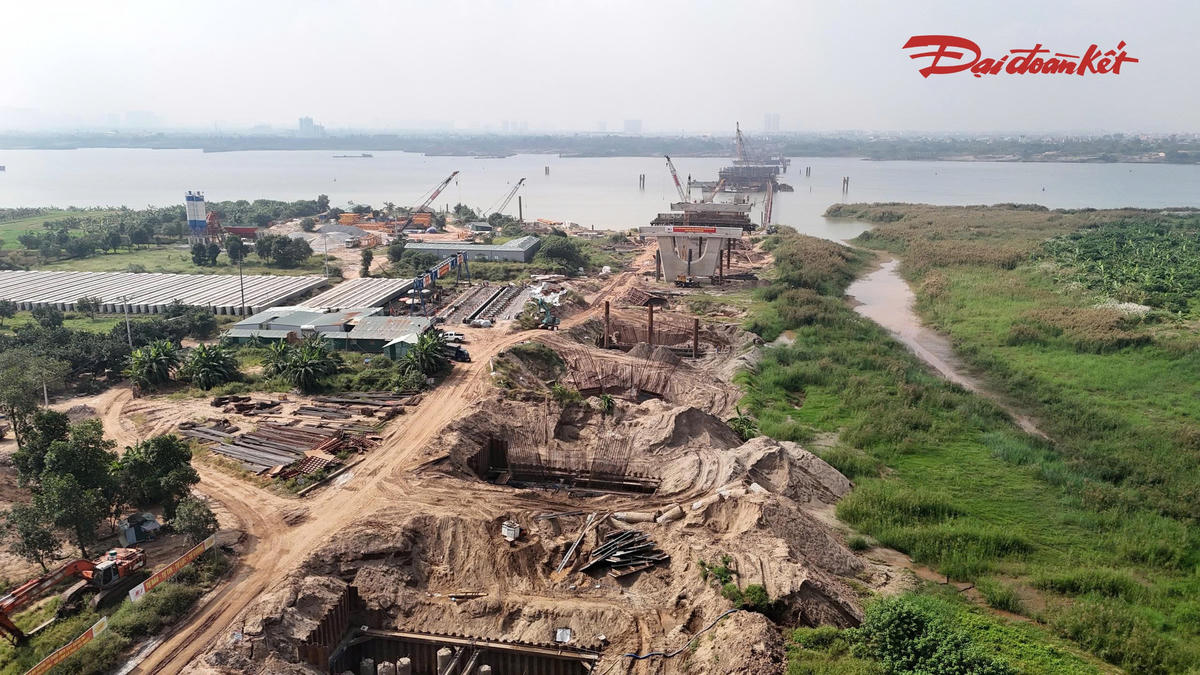 Cầu Thượng Cát sau một năm thi công: Ba trụ tháp dần thành hình giữa sông Hồng- Ảnh 5.