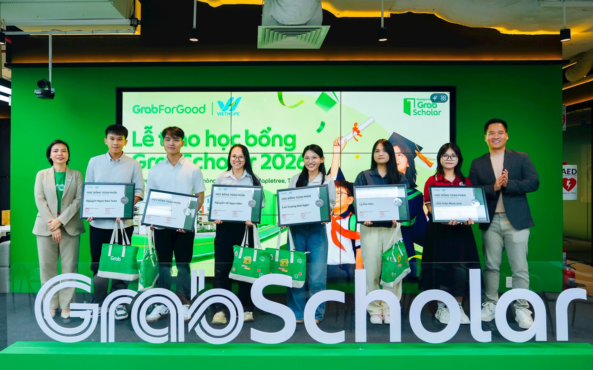 Grab trao 300 suất học bổng và hỗ trợ học tập cho học sinh sinh viên- Ảnh 2.