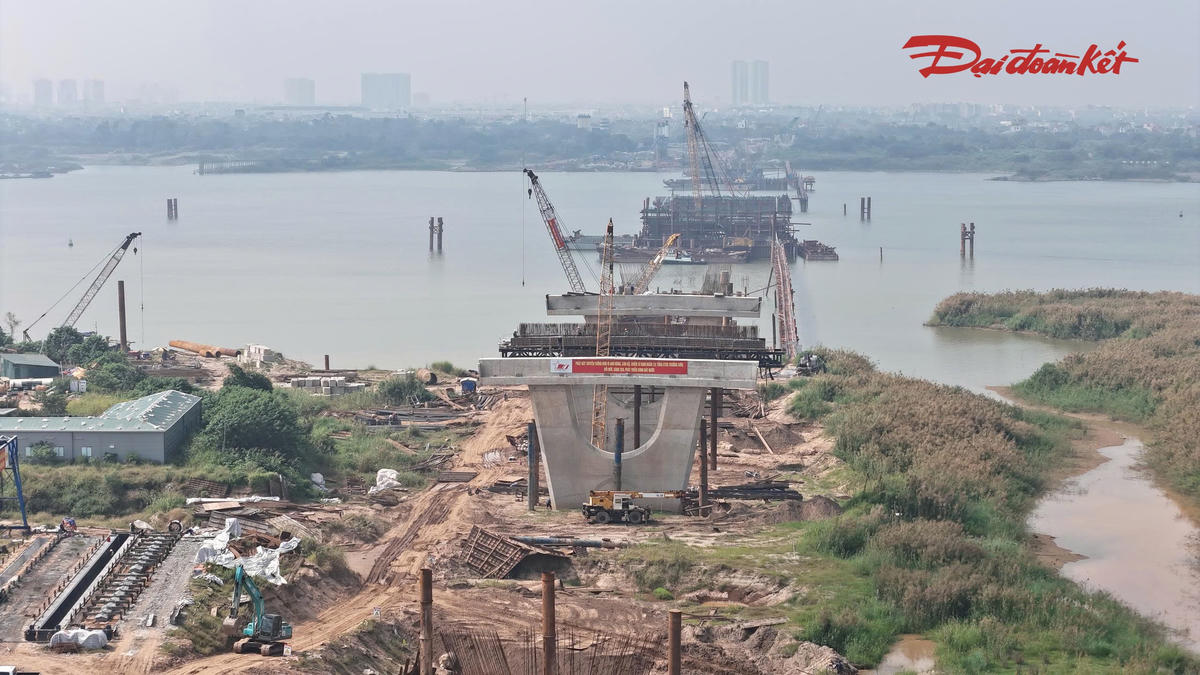 Cầu Thượng Cát sau một năm thi công: Ba trụ tháp dần thành hình giữa sông Hồng- Ảnh 4.