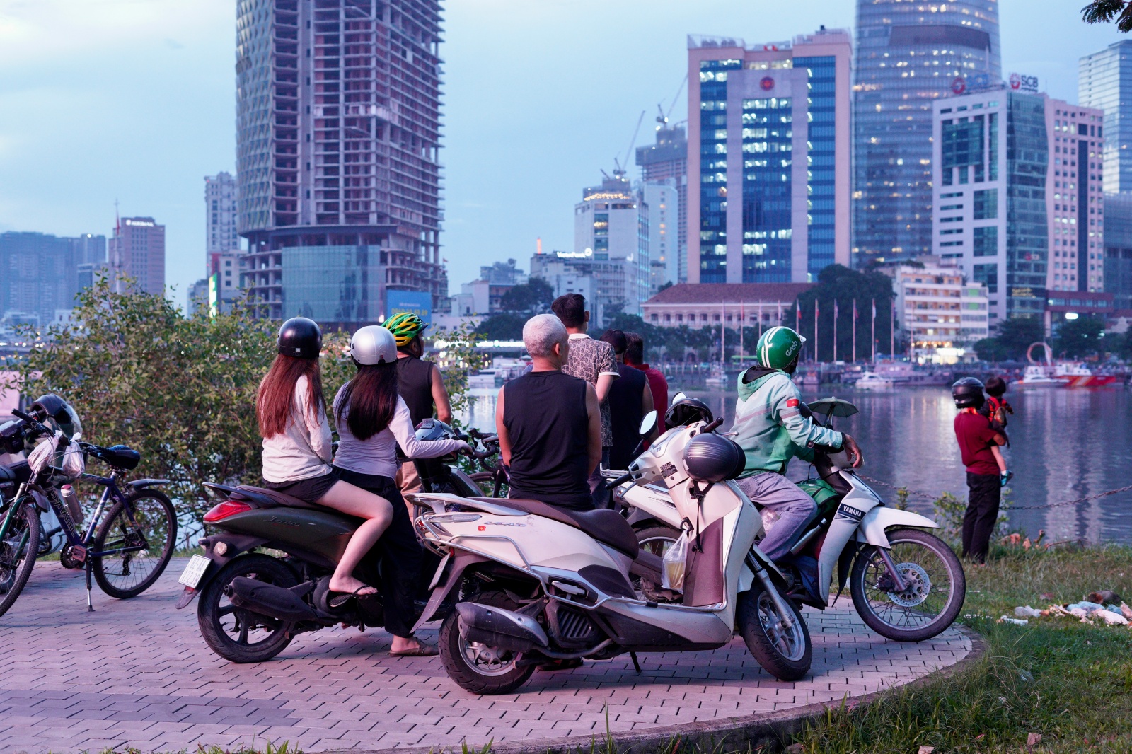 Người dân TPHCM đổ về Bến Bạch Đằng, trầm trồ trước cảnh tượng chưa từng thấy- Ảnh 9.