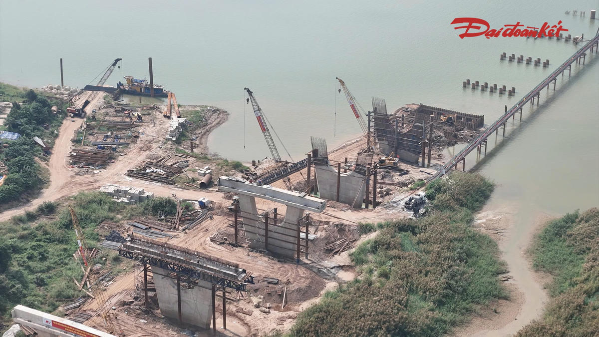 Cầu Thượng Cát sau một năm thi công: Ba trụ tháp dần thành hình giữa sông Hồng- Ảnh 9.