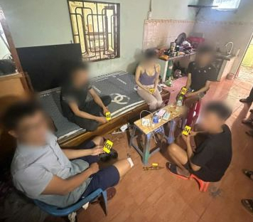 Khám xét khẩn cấp xưởng kính lúc 10 giờ 05 phút: Công an bắt giữ 5 nam nữ - Ảnh 1.