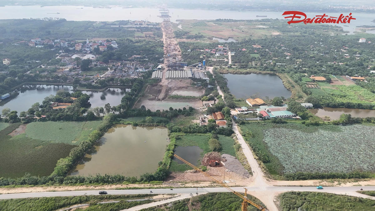 Cầu Thượng Cát sau một năm thi công: Ba trụ tháp dần thành hình giữa sông Hồng- Ảnh 1.