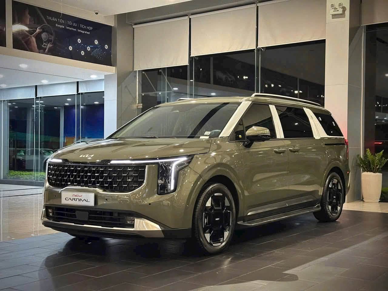 Kia Carnival giảm giá tới 170 triệu tại đại lý, mua mới rẻ như mua cũ - Ảnh 1.