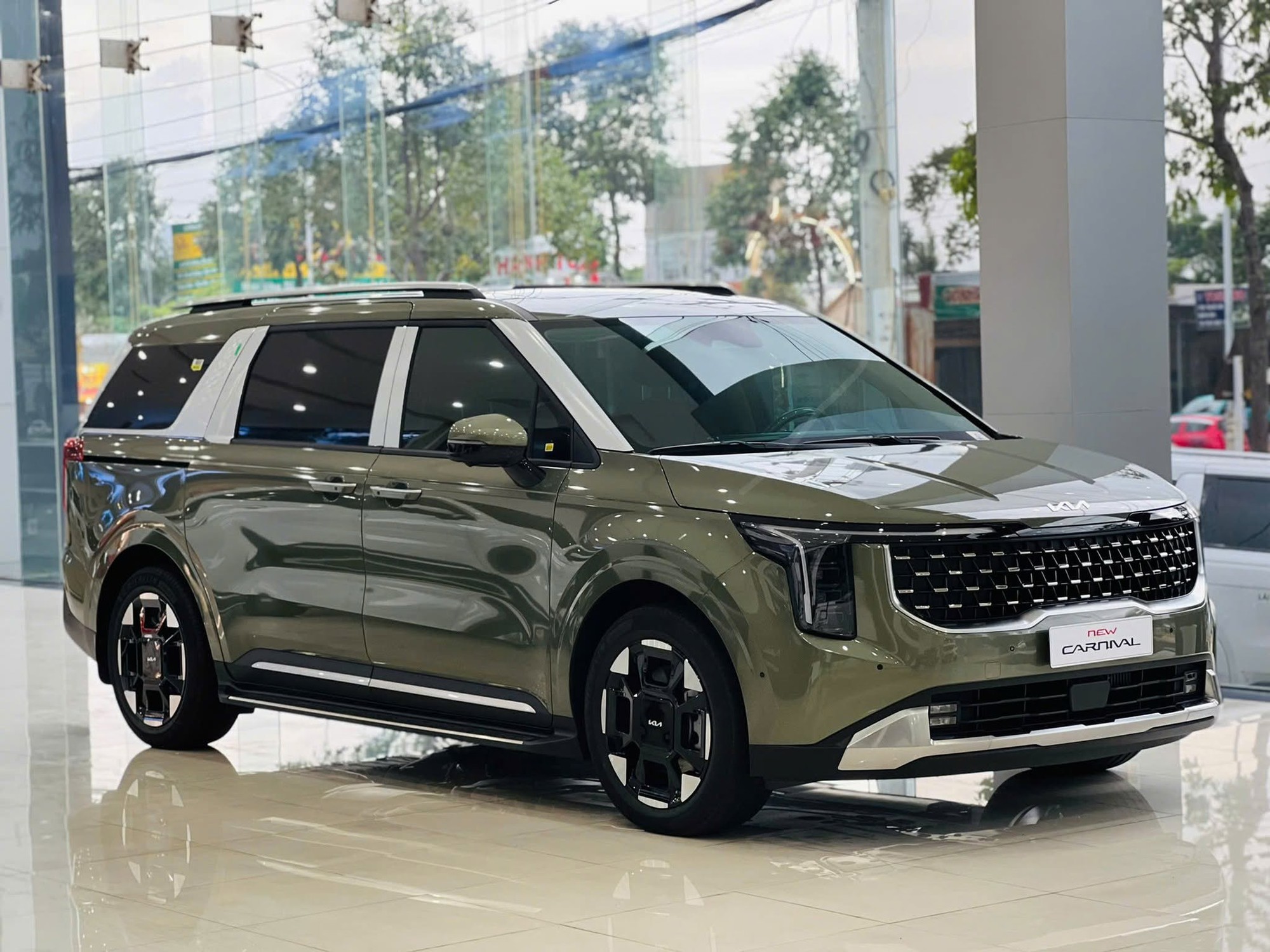 Kia Carnival giảm giá tới 170 triệu tại đại lý, mua mới rẻ như mua cũ - Ảnh 2.