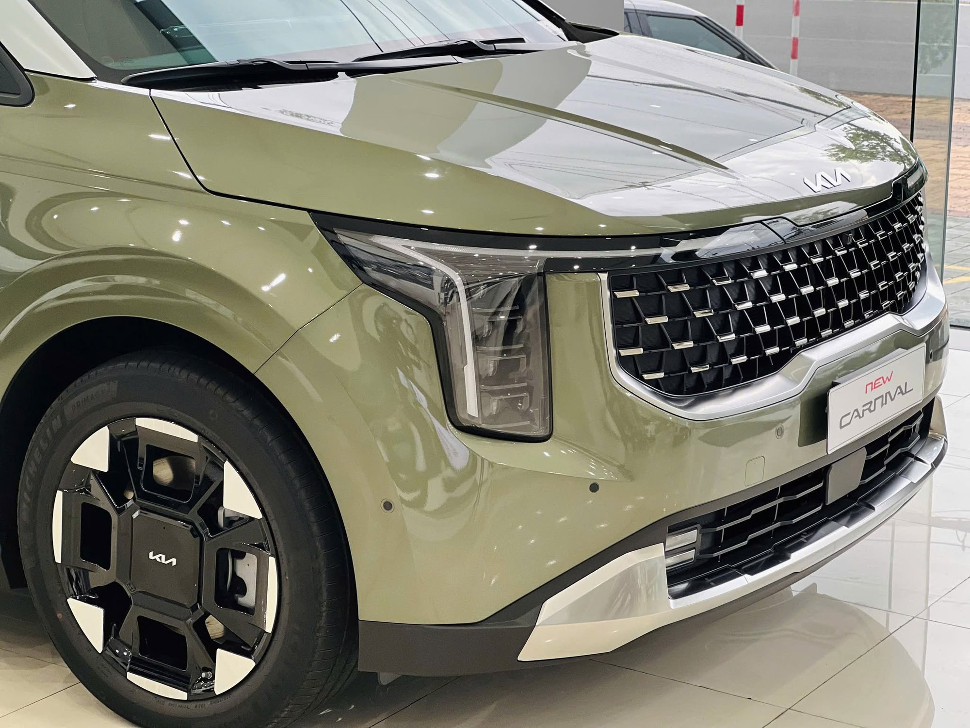 Kia Carnival giảm giá tới 170 triệu tại đại lý, mua mới rẻ như mua cũ - Ảnh 8.