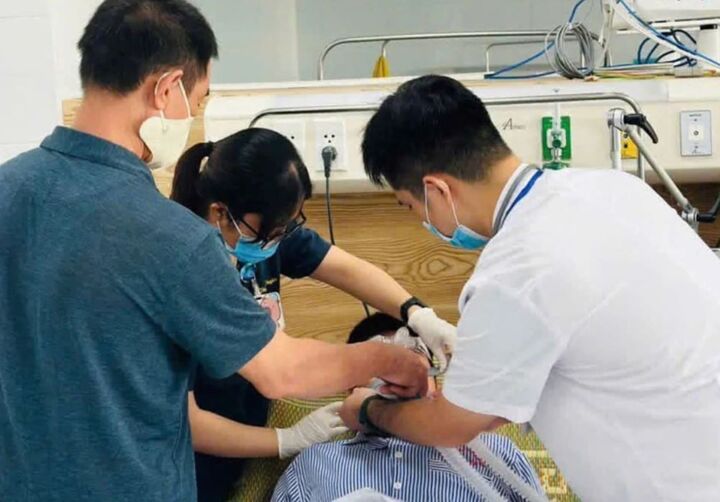 40 người ngộ độc khí Clo: 2 bệnh nhân nặng, suy hô hấp, tổn thương giác mạc- Ảnh 1.