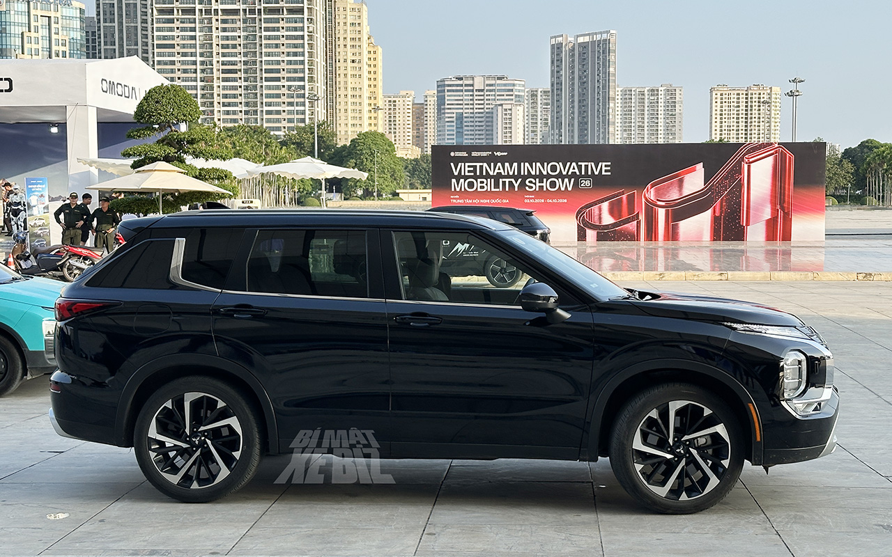 Mitsubishi Outlander 2026 lộ diện trên đường vận chuyển tại Việt Nam: Dễ sớm ra mắt, cạnh tranh CR-V bằng cấu hình 7 chỗ, động cơ hybrid nhẹ- Ảnh 2.