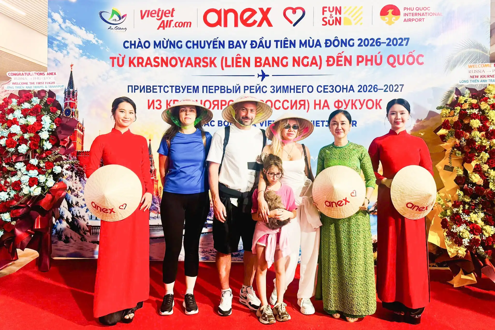 Đúng sáng hôm qua - 19/10, một máy bay từ Kazakhstan được thực hiện nghi thức phun vòi rồng khi hạ cánh tại Việt Nam - Ảnh 3.