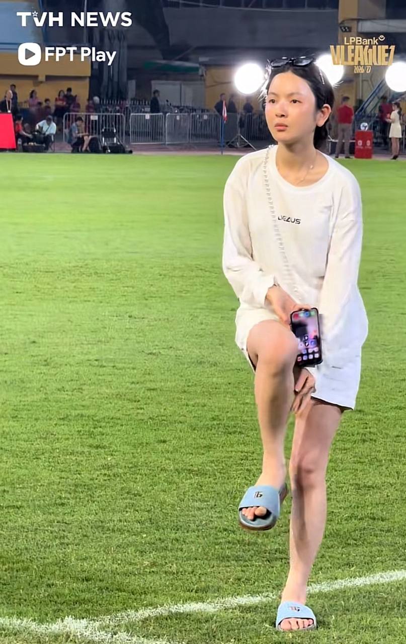 Xôn xao phong cách của Chu Thanh Huyền khi ra sân cổ vũ Quang Hải- Ảnh 3.