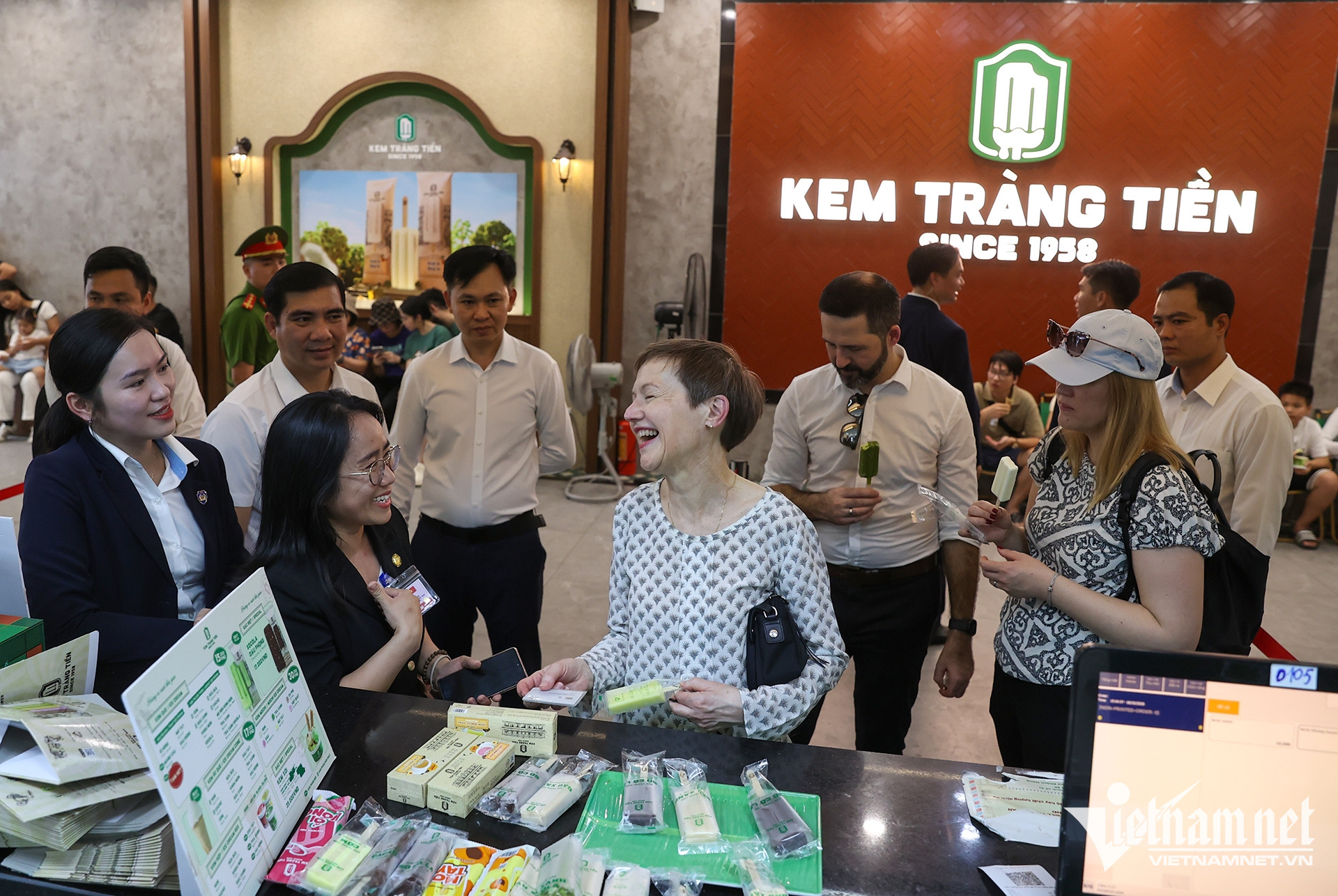 Việt Nam có 1 hàng kem bình dân được nữ Thủ tướng nước giàu bậc nhất thế giới tự mua cho cả đoàn, người giữ công thức từng chỉ học làm kem đúng 1 tháng- Ảnh 1.