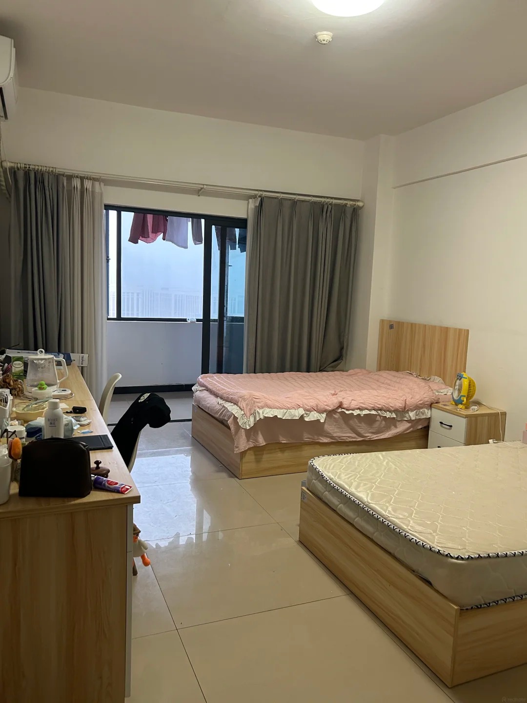 Phòng trọ 2 giường đơn công ty cấp cho nữ kế toán SN 2002 khiến cô không ngủ nổi- Ảnh 2.