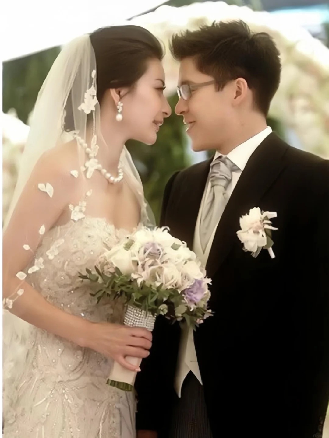 Đám cưới của Hoắc Khải Cương - Quách Tinh Tinh: 3 bộ suit chú rể từng được xem là hình mẫu cho phong cách cưới của giới hào môn- Ảnh 3.