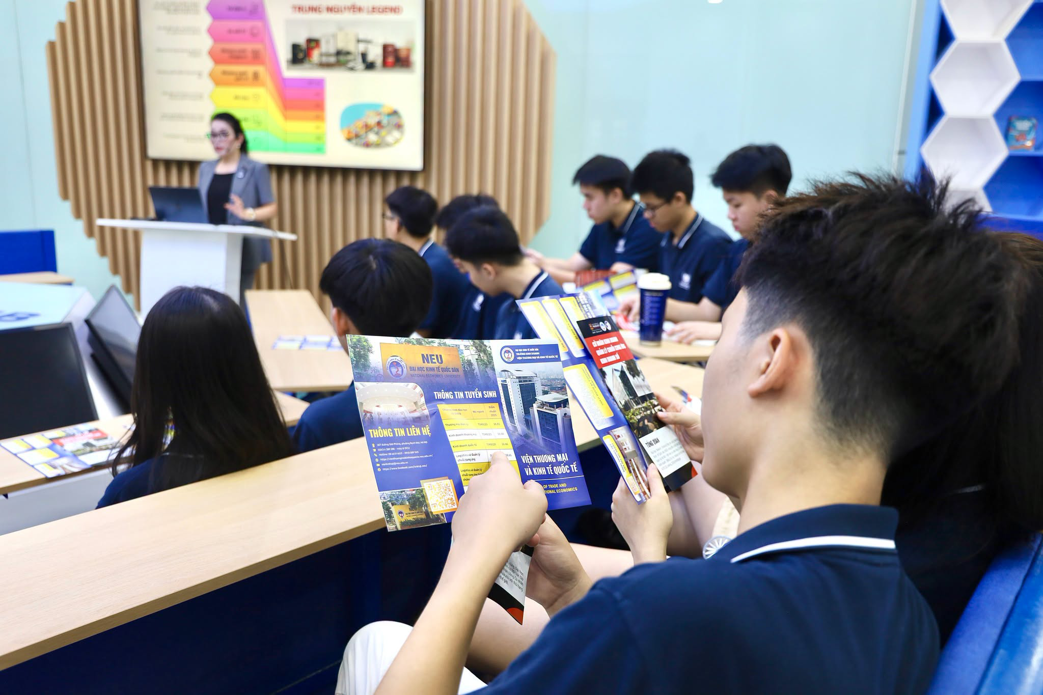Tỷ phú Phạm Nhật Vượng chính thức bắt tay ngôi trường được ví là
