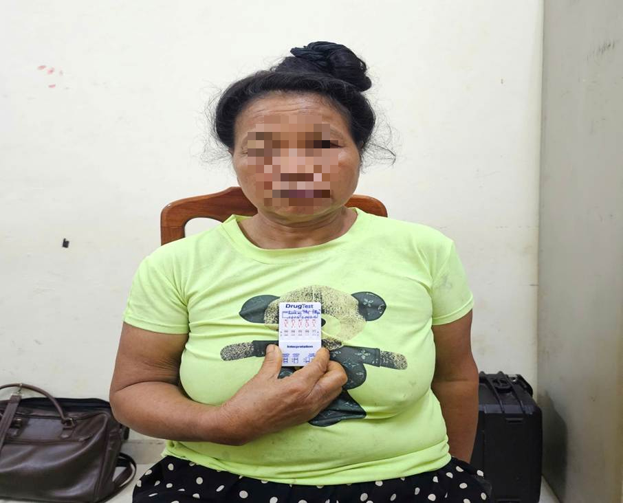 Công an kiểm tra lúc 20 giờ, bắt giữ Quàng Thị Phủ 62 tuổi - Ảnh 1.