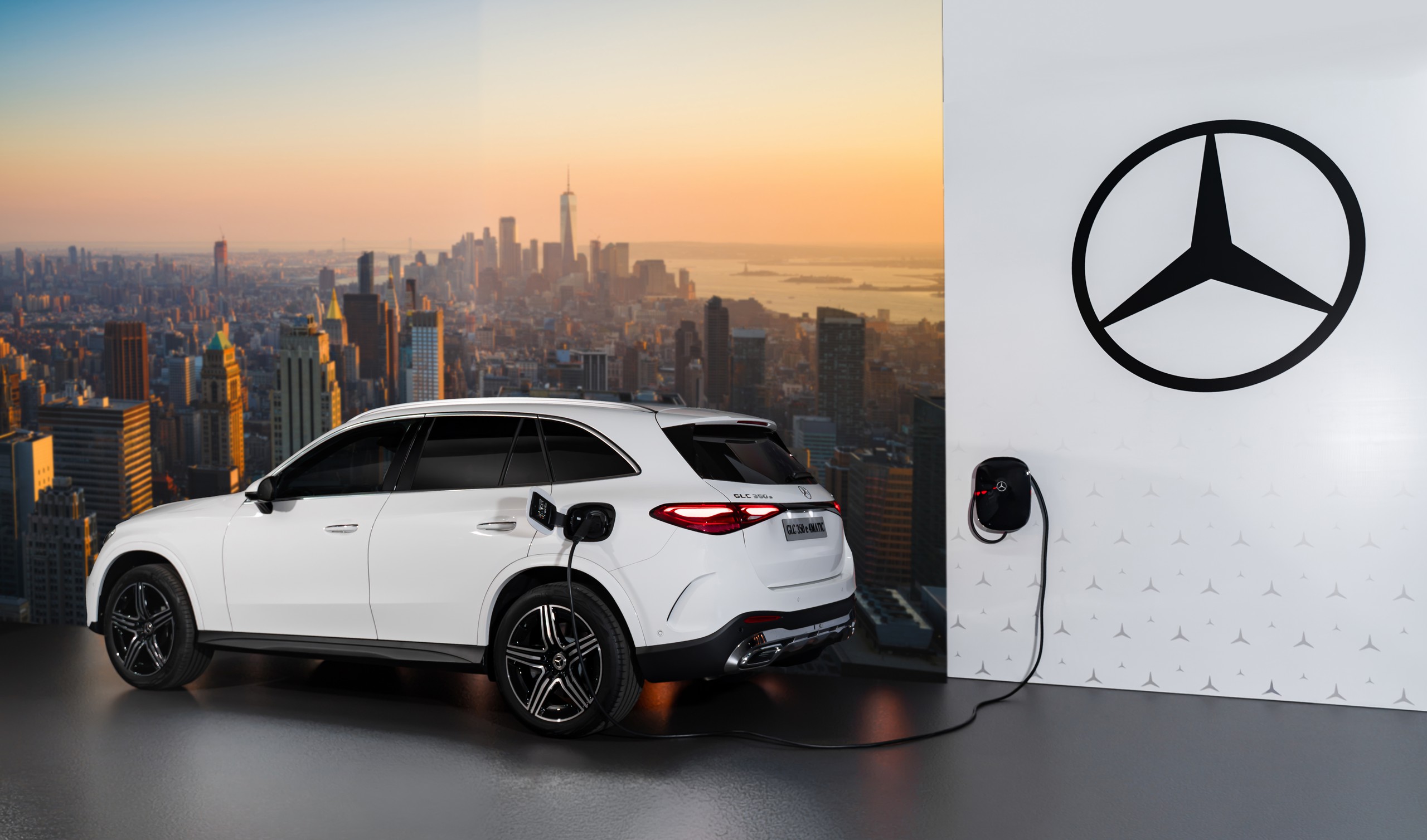 Xe Mercedes-Benz bán chạy nhất Việt Nam có thêm bản PHEV, giá 3 tỷ  - Ảnh 1.