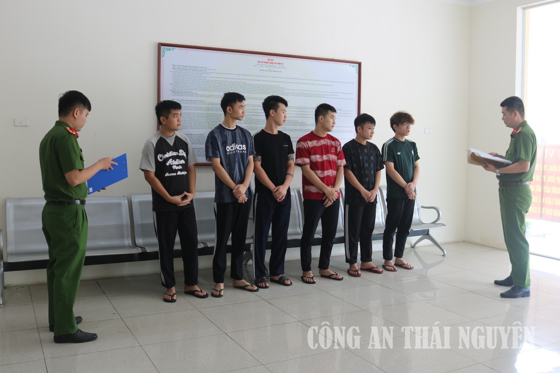 Điều tra 40 tài khoản giao dịch hơn 1.000 tỷ đồng: Bắt loạt đối tượng SN 2003 - 2006 được trả lương tới 30 triệu đồng/tháng- Ảnh 1.