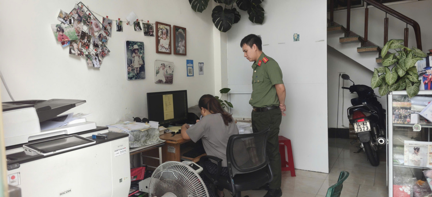 Công an kiểm tra 20 cửa hàng photocopy- Ảnh 1.