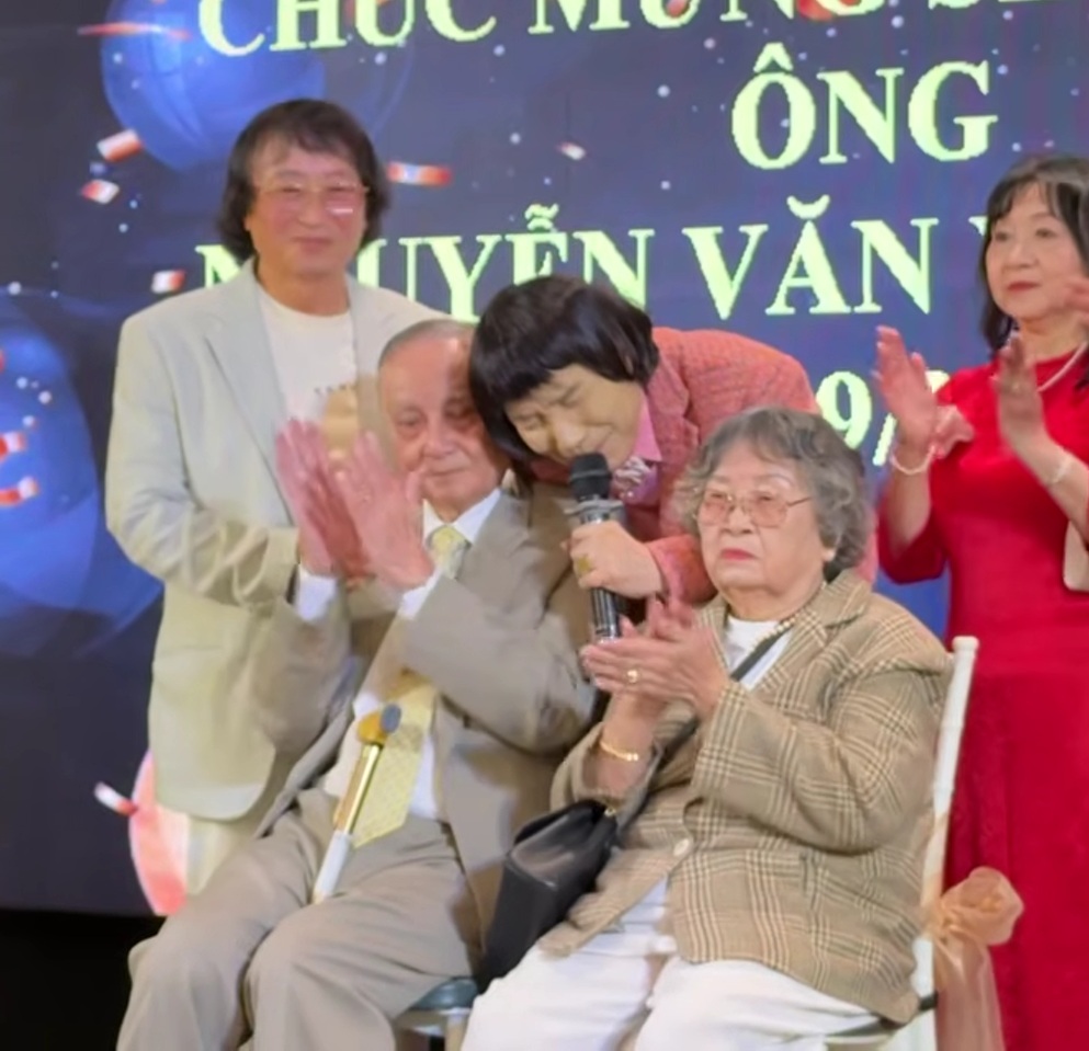 Nam NSND 76 tuổi bật khóc, gục xuống trước cha mẹ U100 - Ảnh 1.