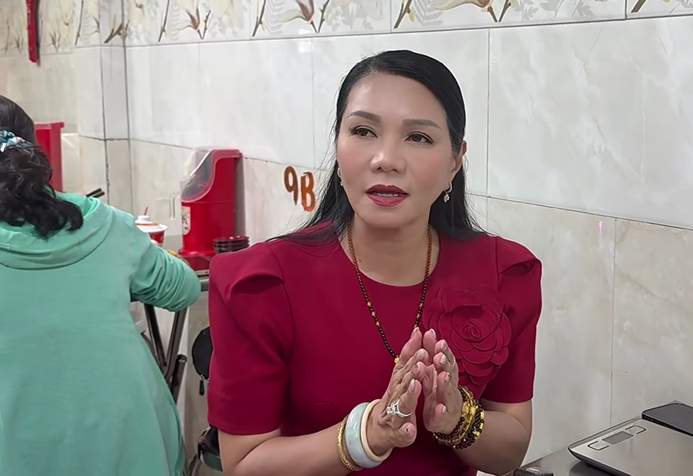 Nữ NSƯT từ Mỹ về xin lỗi các đồng nghiệp - Ảnh 2.