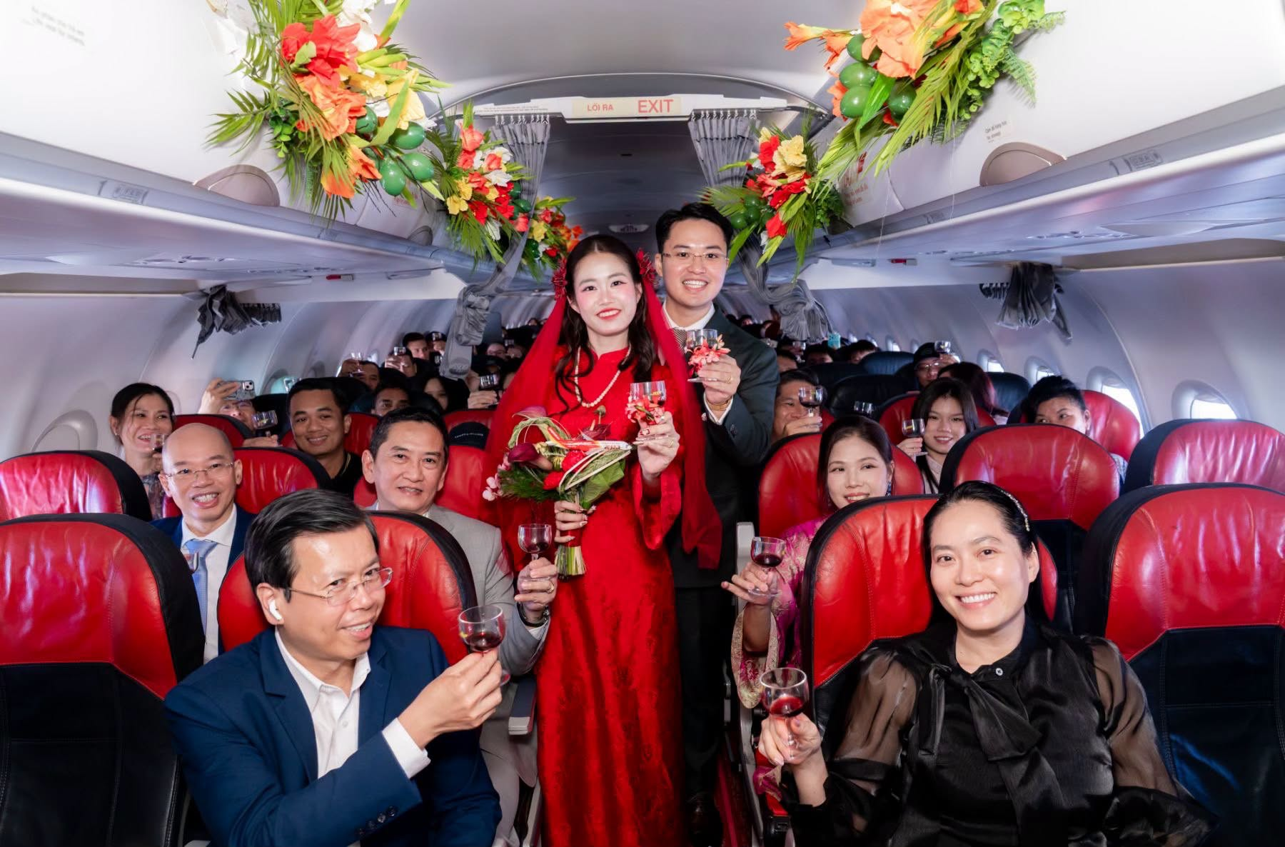 Đúng sáng 1/10, tỷ phú Nguyễn Thị Phương Thảo có mặt trên 1 chuyến bay đặc biệt - Ảnh 1.