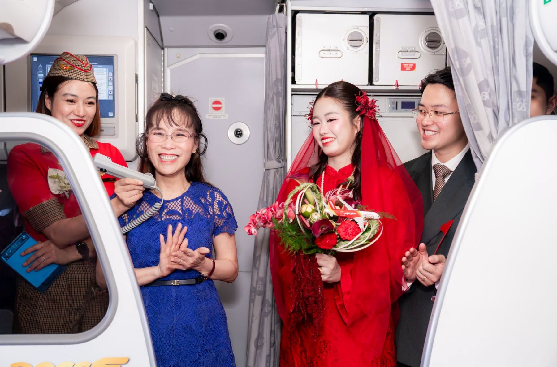 Đúng sáng 1/10, tỷ phú Nguyễn Thị Phương Thảo có mặt trên 1 chuyến bay đặc biệt - Ảnh 3.