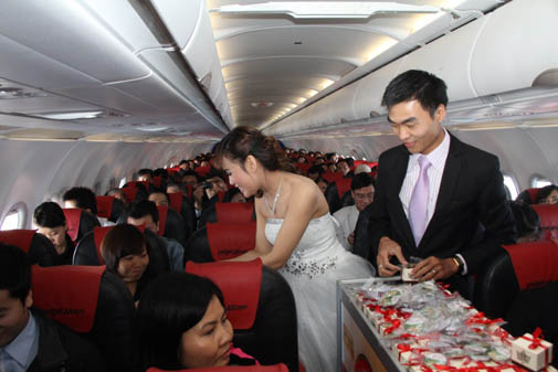 Đúng sáng 1/10, tỷ phú Nguyễn Thị Phương Thảo có mặt trên 1 chuyến bay đặc biệt - Ảnh 4.