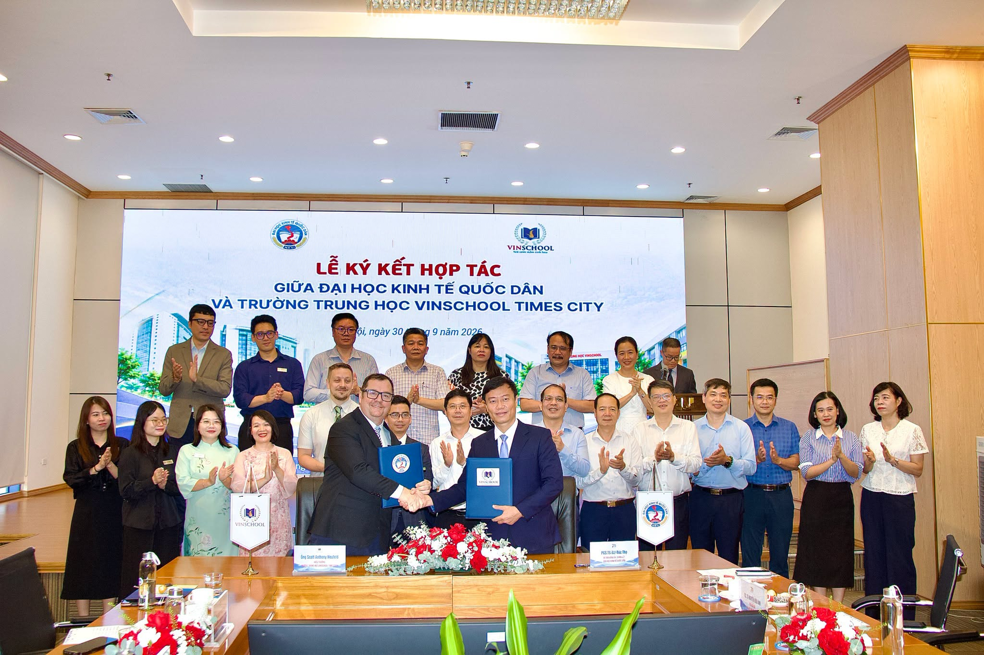 Tỷ phú Phạm Nhật Vượng chính thức bắt tay ngôi trường được ví là "Stanford Việt Nam": Gần 50 học sinh trúng tuyển ngay trong năm nay, 4.000 học sinh khác có thêm loạt cơ hội đặc biệt - Ảnh 1. Tỷ phú Phạm Nhật Vượng chính thức bắt tay ngôi trường được ví là "Stanford Việt Nam": Gần 50 học sinh trúng tuyển ngay trong năm nay, 4.000 học sinh khác có thêm loạt cơ hội đặc biệt - Ảnh 1.