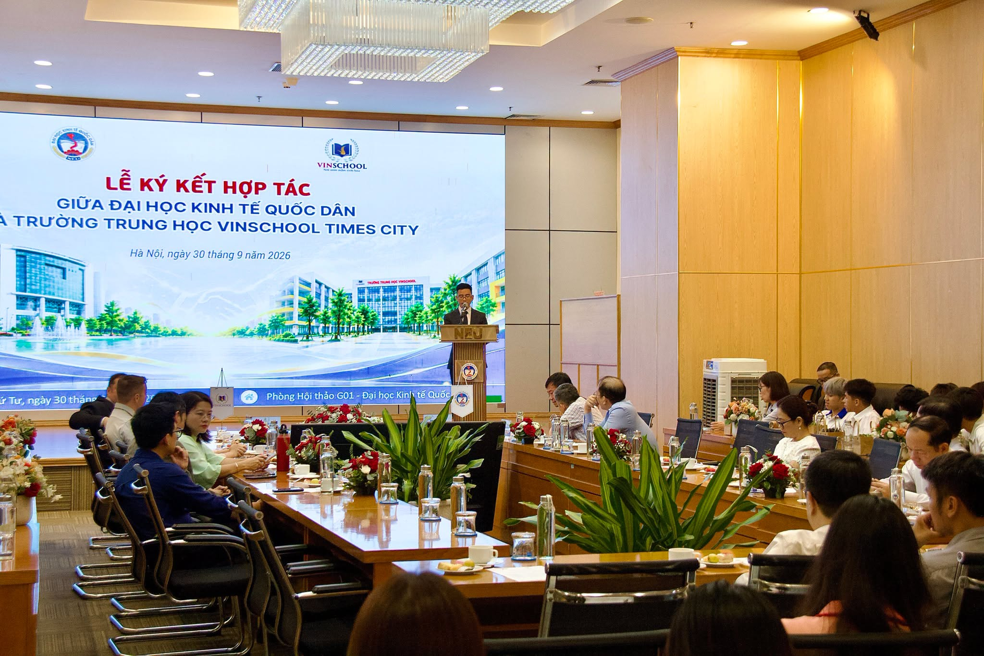 Tỷ phú Phạm Nhật Vượng chính thức bắt tay ngôi trường được ví là "Stanford Việt Nam": Gần 50 học sinh trúng tuyển ngay trong năm nay, 4.000 học sinh khác có thêm loạt cơ hội đặc biệt - Ảnh 2. Tỷ phú Phạm Nhật Vượng chính thức bắt tay ngôi trường được ví là "Stanford Việt Nam": Gần 50 học sinh trúng tuyển ngay trong năm nay, 4.000 học sinh khác có thêm loạt cơ hội đặc biệt - Ảnh 2.