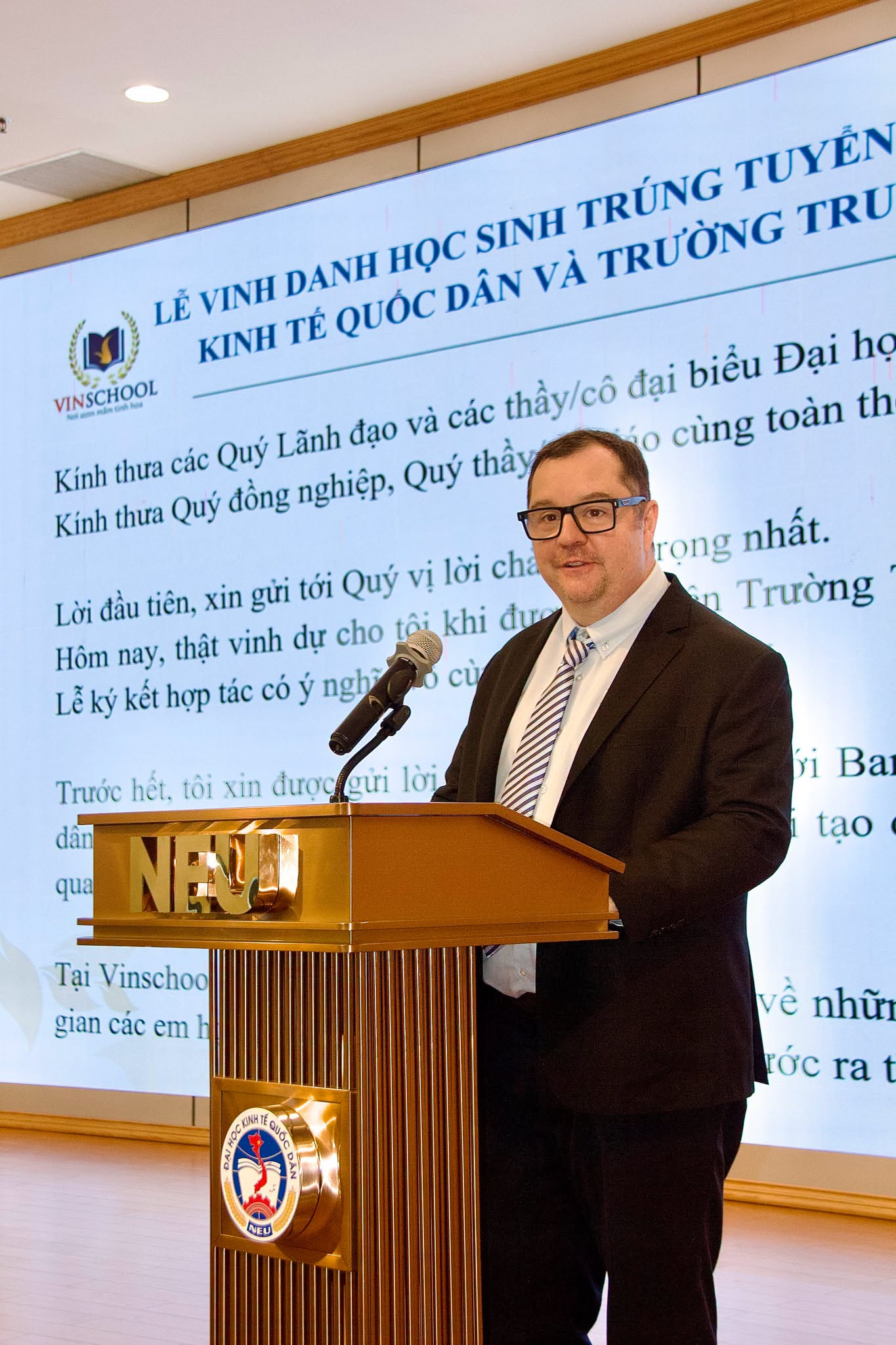 Tỷ phú Phạm Nhật Vượng chính thức bắt tay ngôi trường được ví là "Stanford Việt Nam": Gần 50 học sinh trúng tuyển ngay trong năm nay, 4.000 học sinh khác có thêm loạt cơ hội đặc biệt - Ảnh 5. Tỷ phú Phạm Nhật Vượng chính thức bắt tay ngôi trường được ví là "Stanford Việt Nam": Gần 50 học sinh trúng tuyển ngay trong năm nay, 4.000 học sinh khác có thêm loạt cơ hội đặc biệt - Ảnh 4.