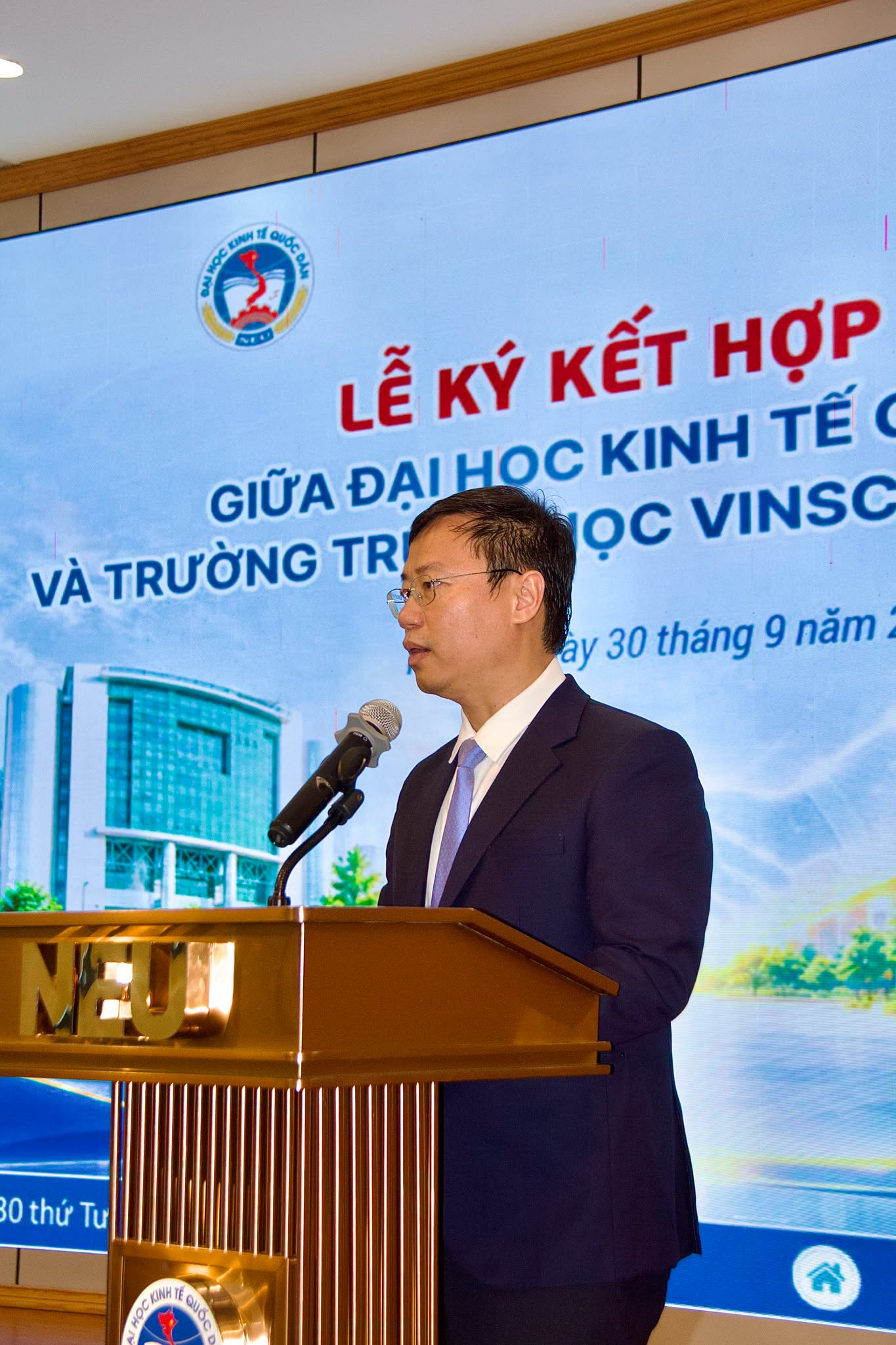 Tỷ phú Phạm Nhật Vượng chính thức bắt tay ngôi trường được ví là "Stanford Việt Nam": Gần 50 học sinh trúng tuyển ngay trong năm nay, 4.000 học sinh khác có thêm loạt cơ hội đặc biệt - Ảnh 3. Tỷ phú Phạm Nhật Vượng chính thức bắt tay ngôi trường được ví là "Stanford Việt Nam": Gần 50 học sinh trúng tuyển ngay trong năm nay, 4.000 học sinh khác có thêm loạt cơ hội đặc biệt - Ảnh 3.