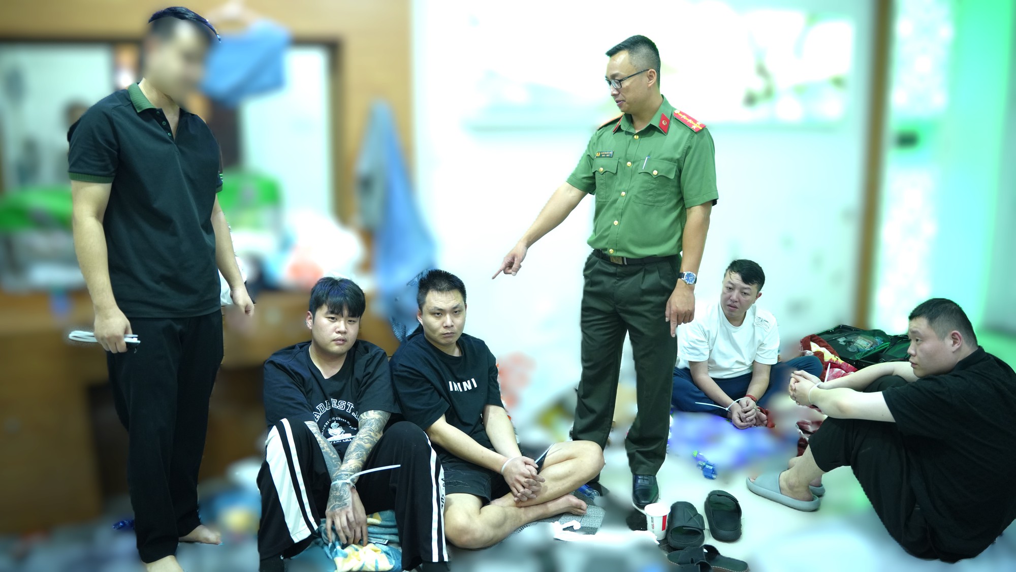Công an bất ngờ kiểm tra hàng loạt căn hộ lúc 1h30 sáng: Khởi tố Nguyễn Thị Thùy Linh SN 1996 - Ảnh 1.
