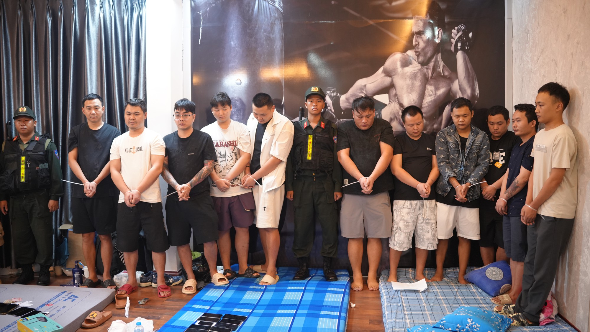 Công an bất ngờ kiểm tra hàng loạt căn hộ lúc 1h30 sáng: Khởi tố Nguyễn Thị Thùy Linh SN 1996 - Ảnh 2.