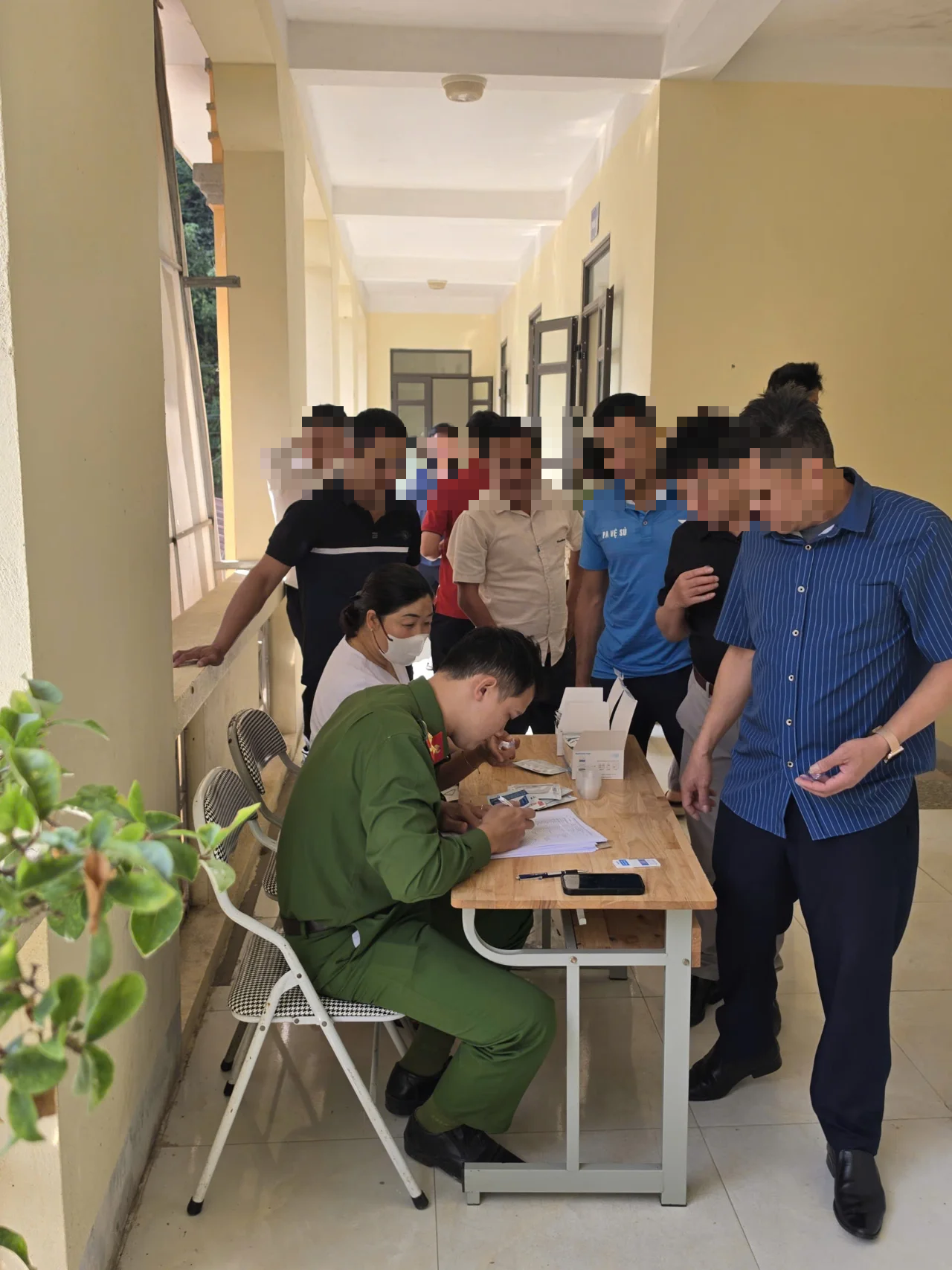 Công an kiểm tra 252 cán bộ, công chức, viên chức, người lao động, cán bộ, chiến sĩ,... - Ảnh 2.