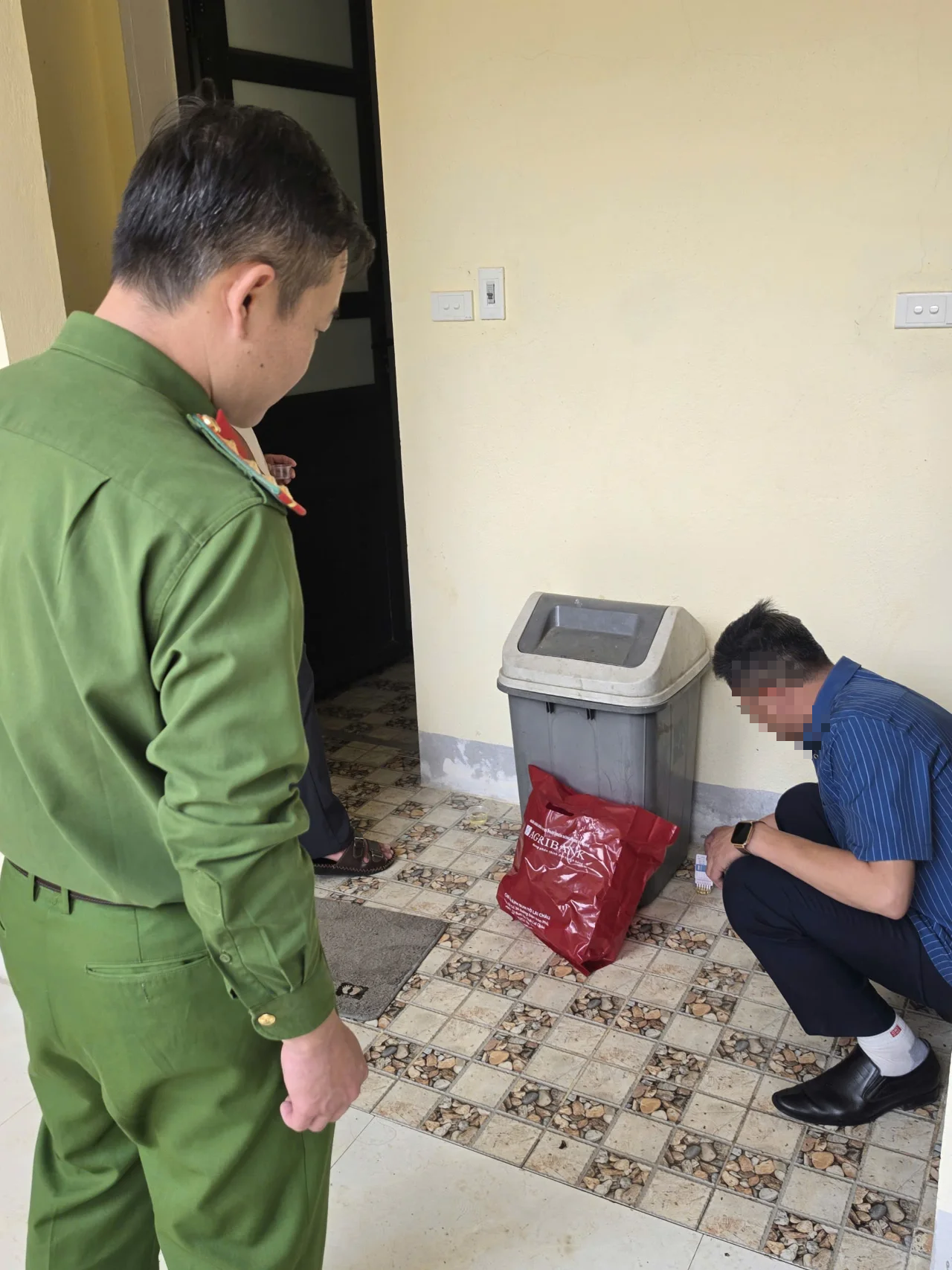 Công an kiểm tra 252 cán bộ, công chức, viên chức, người lao động, cán bộ, chiến sĩ,... - Ảnh 3.