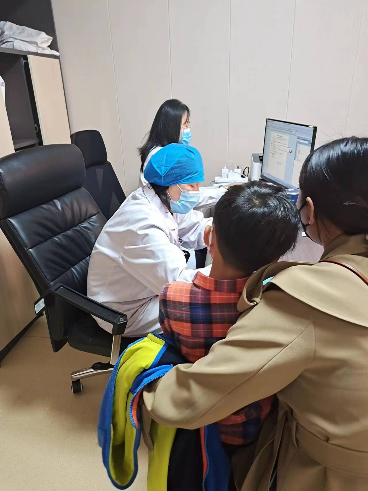 Bé 3 tuổi bị nước mì nóng đổ vào cổ và lưng, cách xử lý của mẹ được bác sĩ khen ngợi - Ảnh 3.