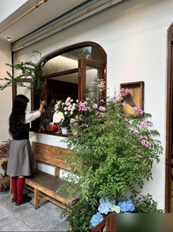 5 loại cây nhìn đẹp nhưng không nên tùy tiện đặt trong nhà: Sai vị trí, cây khó sống mà người cũng thêm phiền - Ảnh 6.