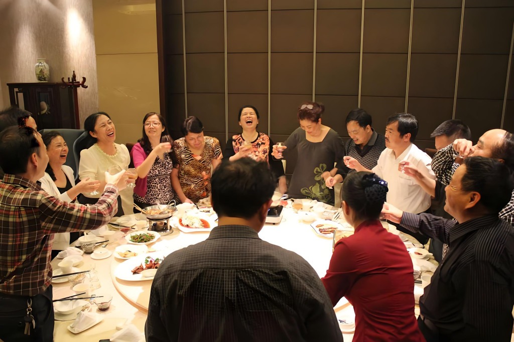 Vì sao ngày càng nhiều người đi họp lớp không muốn nói về tiền lương?- Ảnh 2.