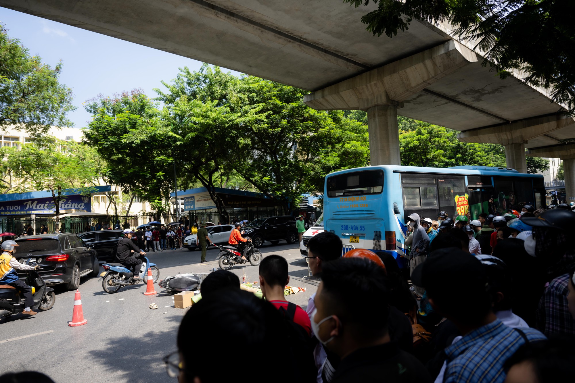 Tai nạn xe buýt nghiêm trọng ở Hà Nội khiến cô gái tử vong tại chỗ - Ảnh 2. Tai nạn xe buýt nghiêm trọng ở Hà Nội khiến cô gái tử vong tại chỗ - Ảnh 2.