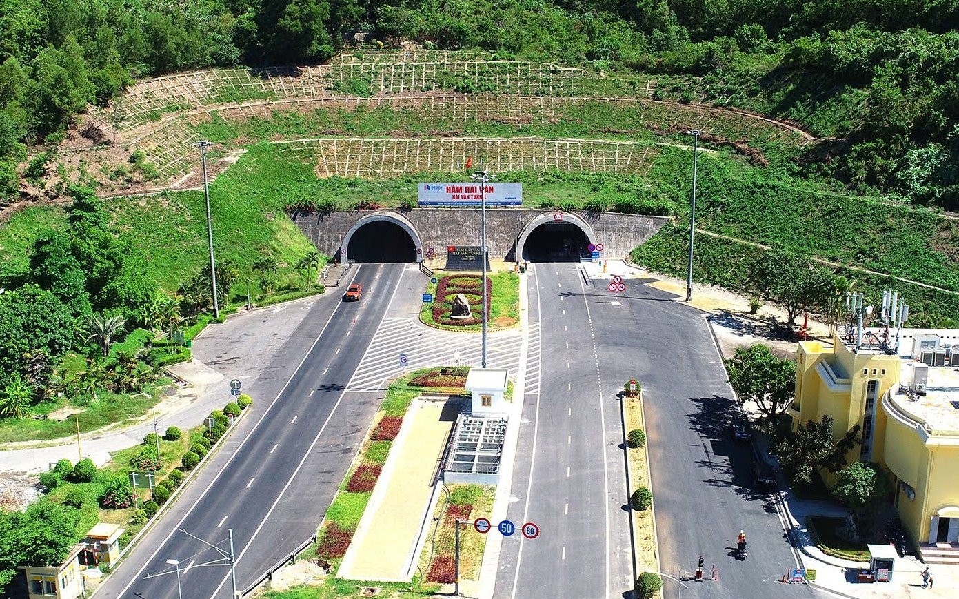 Huy động 100.000 m3 bê tông xây siêu hầm xuyên núi dài nhất Việt Nam: tổng vốn 3.000 tỷ đồng, rút ngắn thời gian di chuyển 1 giờ xuống còn 10 phút