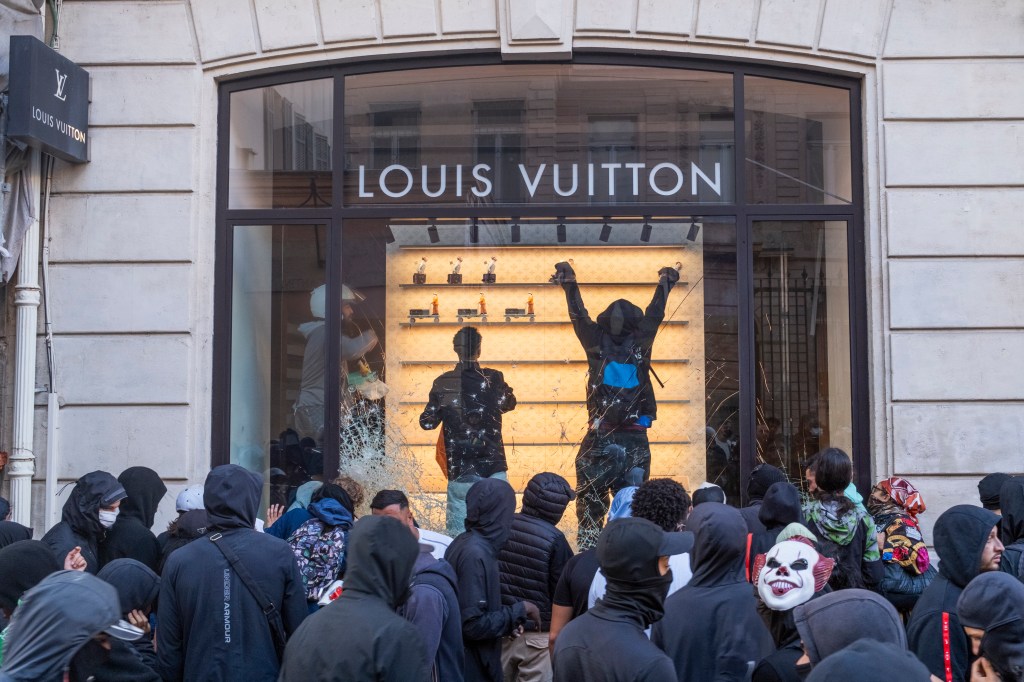 Túi hiệu Louis Vuitton, Hermès... ngập tràn, mỹ phẩm high-end gói theo "bao" được rao giá rẻ sau bạo loạn ở Pháp: Chính quyền cảnh báo khẩn- Ảnh 3. Túi hiệu Louis Vuitton, Hermès... ngập tràn, mỹ phẩm high-end gói theo "bao" được rao giá rẻ sau bạo loạn ở Pháp: Chính quyền cảnh báo khẩn- Ảnh 3.