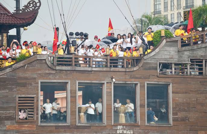Siêu vòm thép nặng 3.400 tấn đã được lai dắt vượt biển thành công, cập bến trung tâm thành phố giàu nhất Việt Nam: Trải qua 2 ngày đi 124 km, sẵn sàng tạo nên khoảnh khắc đặc biệt vào ngày mai - Ảnh 3.