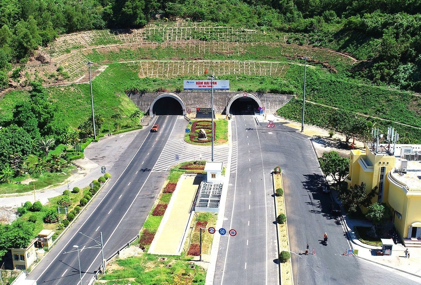 Huy động 100.000 m3 bê tông xây siêu hầm xuyên núi dài nhất Việt Nam: tổng vốn 3.000 tỷ đồng, rút ngắn thời gian di chuyển 1 giờ xuống còn 10 phút - Ảnh 1.