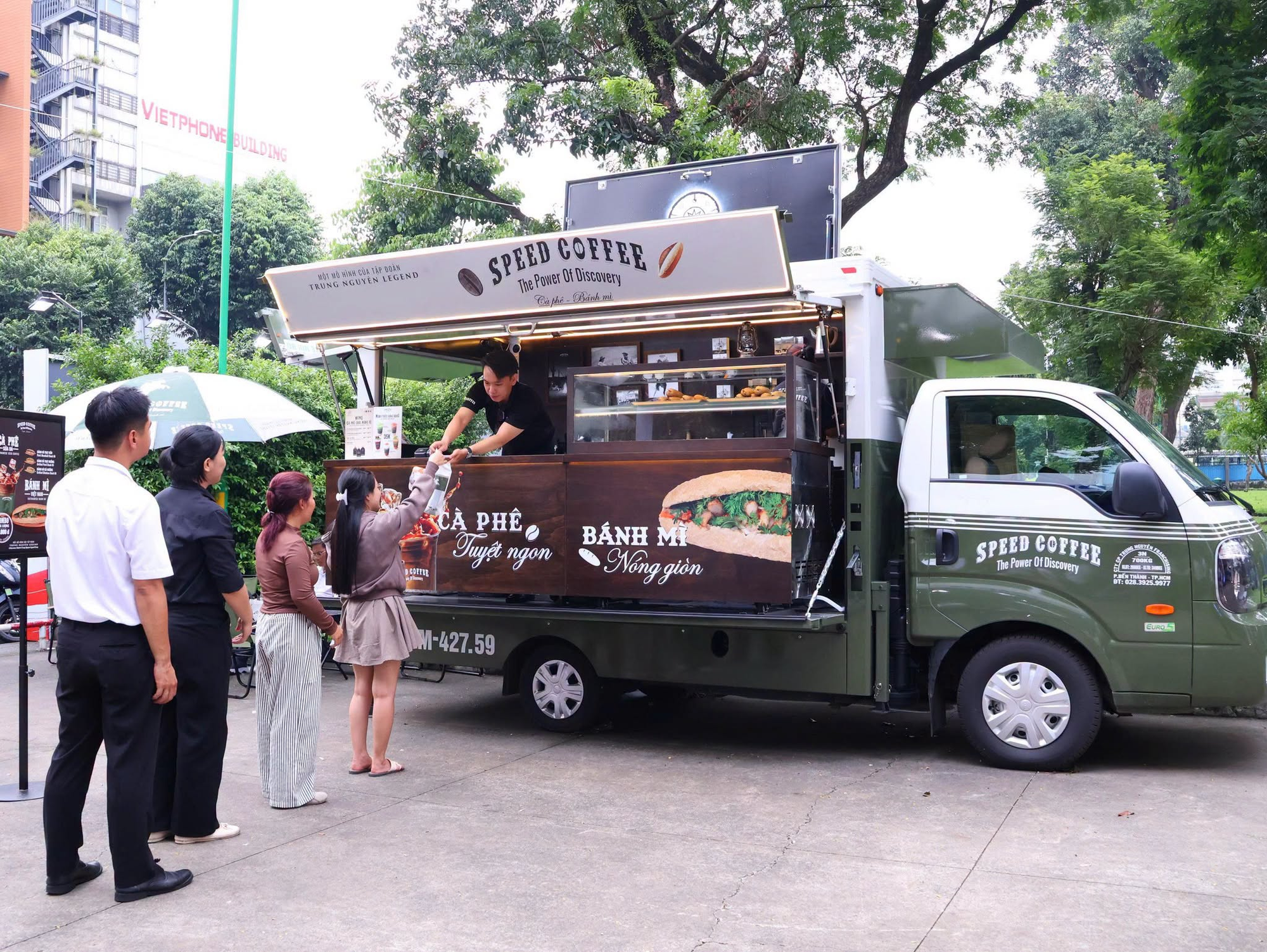 Ông Đặng Lê Nguyên Vũ tiếp tục tìm người cùng đi bán cà phê, bánh mì vỉa hè, lương 40.000 đồng/giờ, toàn thời gian 10 - 12 triệu đồng/tháng, không yêu cầu kinh nghiệm - Ảnh 3. Ông Đặng Lê Nguyên Vũ tiếp tục tìm người cùng đi bán cà phê, bánh mì vỉa hè, lương 40.000 đồng/giờ, toàn thời gian 10 - 12 triệu đồng/tháng, không yêu cầu kinh nghiệm - Ảnh 3.