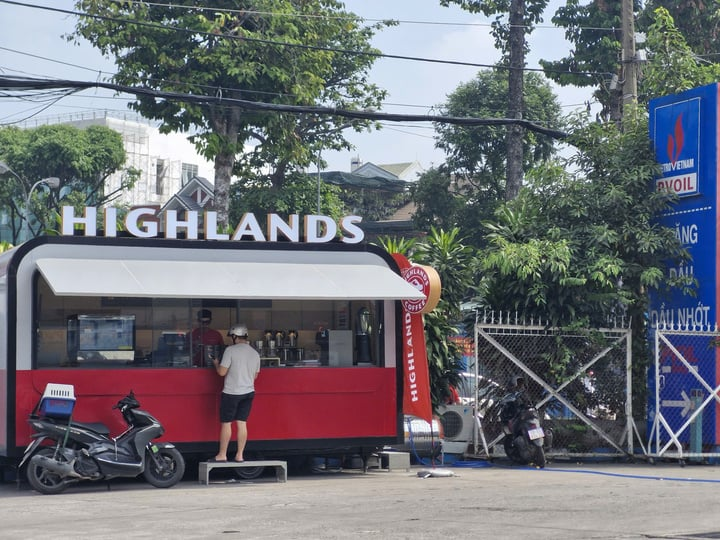 Ông Đặng Lê Nguyên Vũ tiếp tục tìm người cùng đi bán cà phê, bánh mì vỉa hè, lương 40.000 đồng/giờ, toàn thời gian 10 - 12 triệu đồng/tháng, không yêu cầu kinh nghiệm - Ảnh 4. Ông Đặng Lê Nguyên Vũ tiếp tục tìm người cùng đi bán cà phê, bánh mì vỉa hè, lương 40.000 đồng/giờ, toàn thời gian 10 - 12 triệu đồng/tháng, không yêu cầu kinh nghiệm - Ảnh 4.