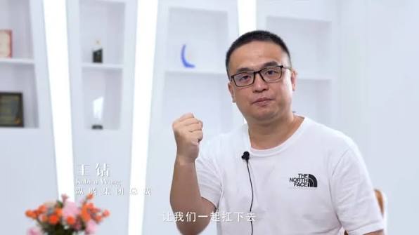 Phát hiện nam sinh khởi nghiệp từ năm 20 tuổi bằng những mặt hàng có giá chưa đến 4.000 đồng, 9 năm sau sở hữu tập đoàn quốc tế, tài sản gần 38.000 tỷ đồng - Ảnh 2.