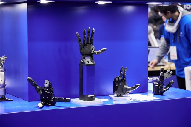 Trung Quốc ra mắt robot khổng lồ ngay tại hội chợ, cao gấp đôi robot Optimus của Elon Musk: Mục đích là gì? - Ảnh 4.