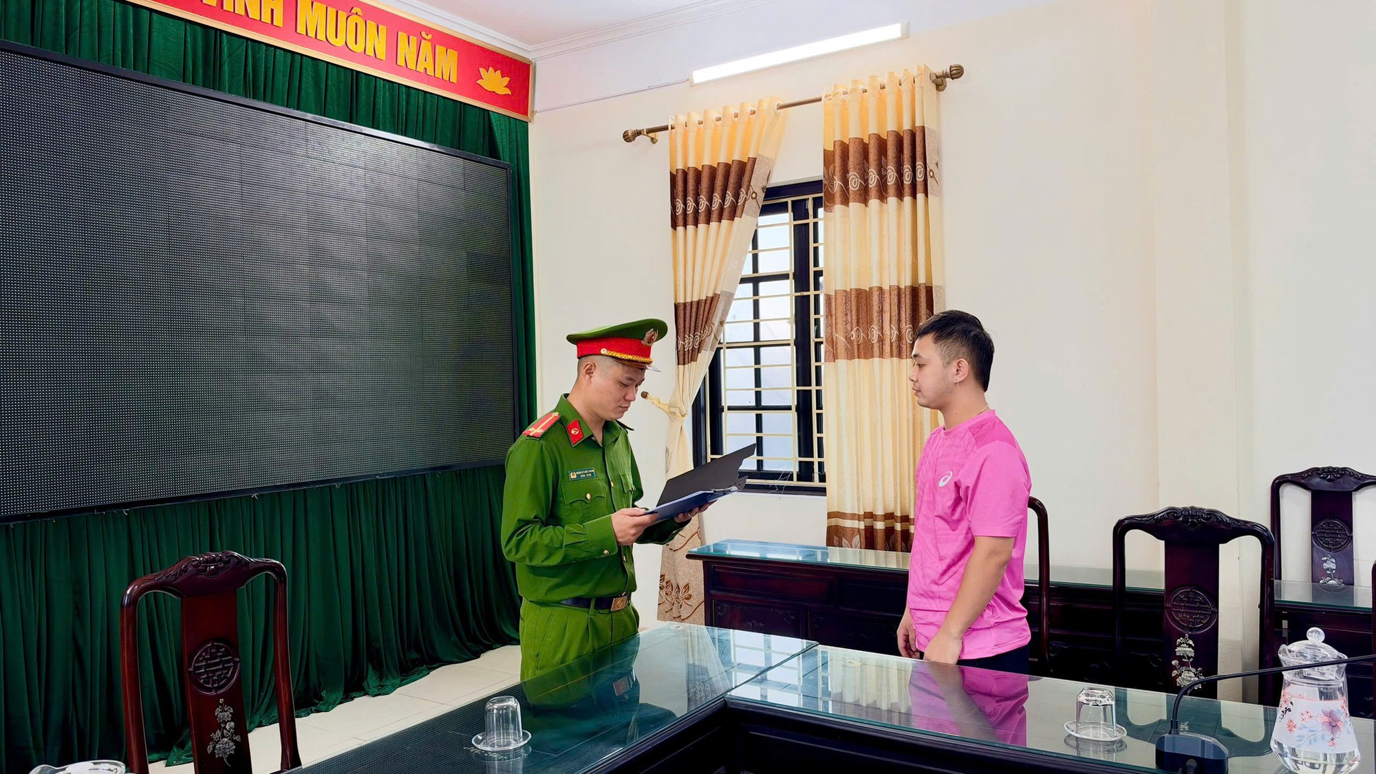 Công an kiểm tra cửa hàng thời trang, khởi tố ông chủ Lê Tuấn Đức SN 1999 - Ảnh 2.