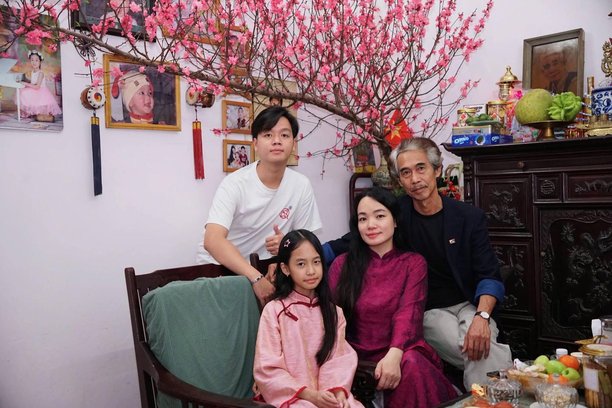 "NSƯT khắc khổ nhất màn ảnh" sống bên vợ kém 25 tuổi ở đường Thụy Khuê, lương 7,5 triệu/tháng- Ảnh 5.